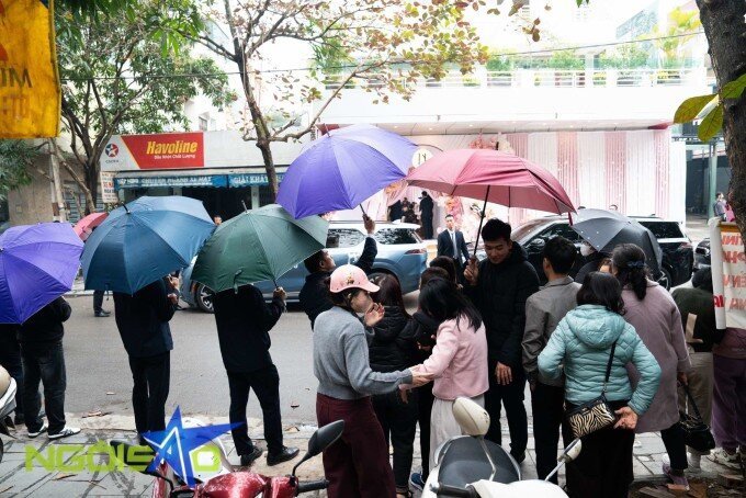 Sao Việt che dù kín mít trong đám cưới: Phương Nhi và Đỗ Mỹ Linh làm dâu nhà giàu, Quý Bình "giấu" vợ đại gia - 2