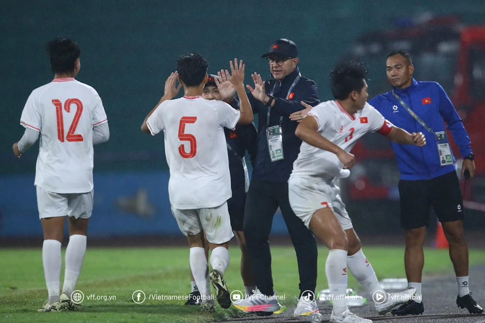 16 đội trẻ châu Á, trong đó có U-17 Việt Nam tranh giành 1 trong 8 tấm vé dự World Cup U-17 năm 2025 tại Qatar