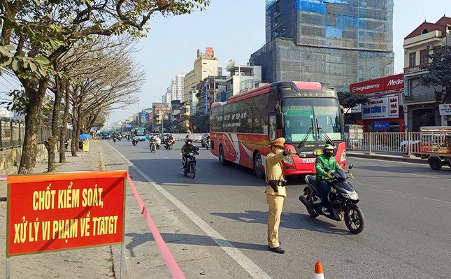 Tổ công tác dừng phương tiện xe khách kiểm tra.