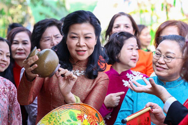 Phu nhân Tổng Bí thư và các đại sứ, phu nhân đại sứ tìm hiểu về gốm Luy Lâu. (Ảnh: Mofa)