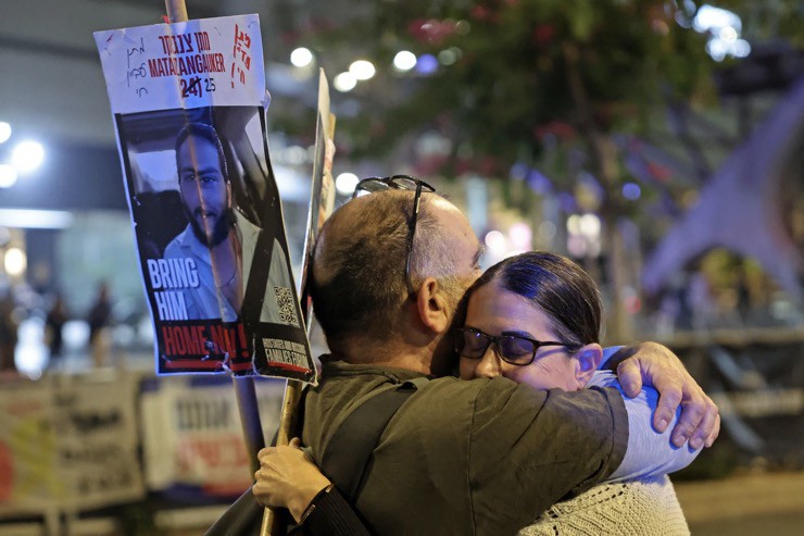 Người dân Israel ăn mừng thỏa thuận ngừng bắn. Ảnh: AFP.