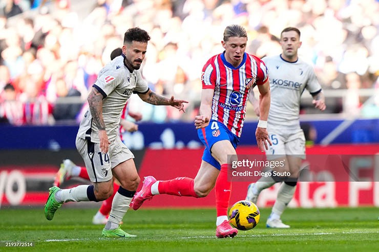 Atletico Madrid (áo đỏ trắng) thi đấu ấn tượng