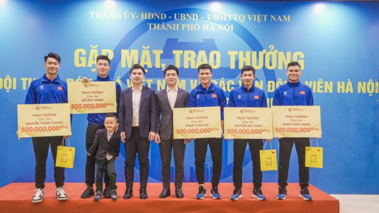 Duy Mạnh đưa con trai lên chụp ảnh cùng hai con bầu Hiển và các cầu thủ Hà Nội FC vô địch ASEAN Cup 2024. Cả ba bàn thắng của tuyển Việt Nam ở trận chung kết lượt về ASEAN Cup 2024 với Thái Lan hôm 5/1 đều mang dấu ấn của các cầu thủ Hà Nội. Tuấn Hải là người mở tỷ số và khiến cầu thủ Thái Lan đá phản lưới nhà gỡ hòa 2-2 cho tuyển Việt Nam. Ở phút bù giờ cuối cùng, Hai Long ghi bàn ấn định chiến thắng 3-2 cho "Những chiến binh sao vàng" với cú đá từ giữa sân sau đường chuyền của Quang Hải.