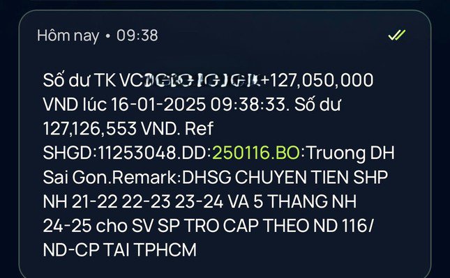 Tài khoản của nhiều sinh viên bất ngờ nhận được chuyển khoản 127 triệu đồng hỗ trợ.