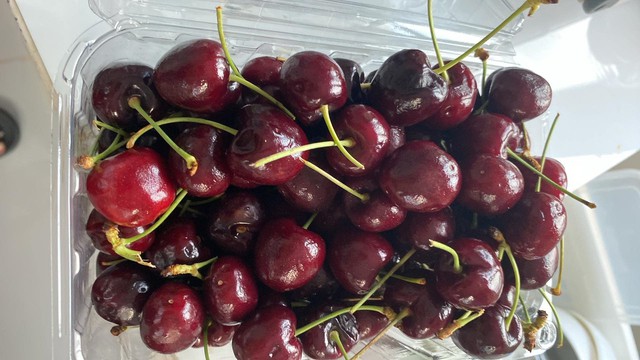 Cherry Chile cỡ nhỏ giá 160.000 đồng/kg. Ảnh: Ngọc Ánh