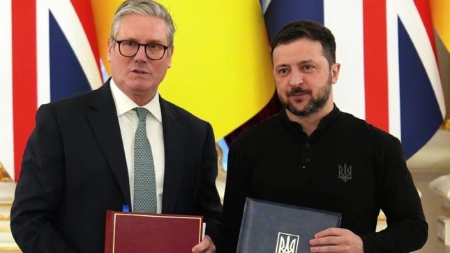 Tổng thống Ukraine Volodymyr Zelensky và Thủ tướng Anh Keir Starmer. (Ảnh: Pravda)