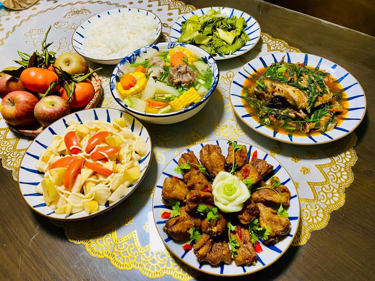 Cá chép sốt, sườn rim, canh ngũ sắc, salad, dưa muối.