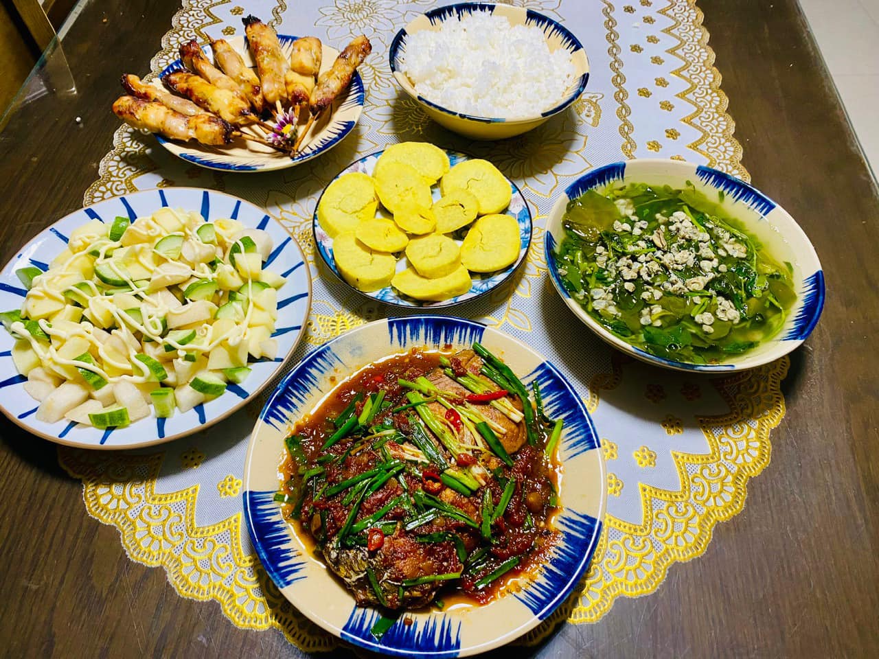 Cá thu sốt cà chua, canh hến, thịt xiên nướng, salad, khoai lang.