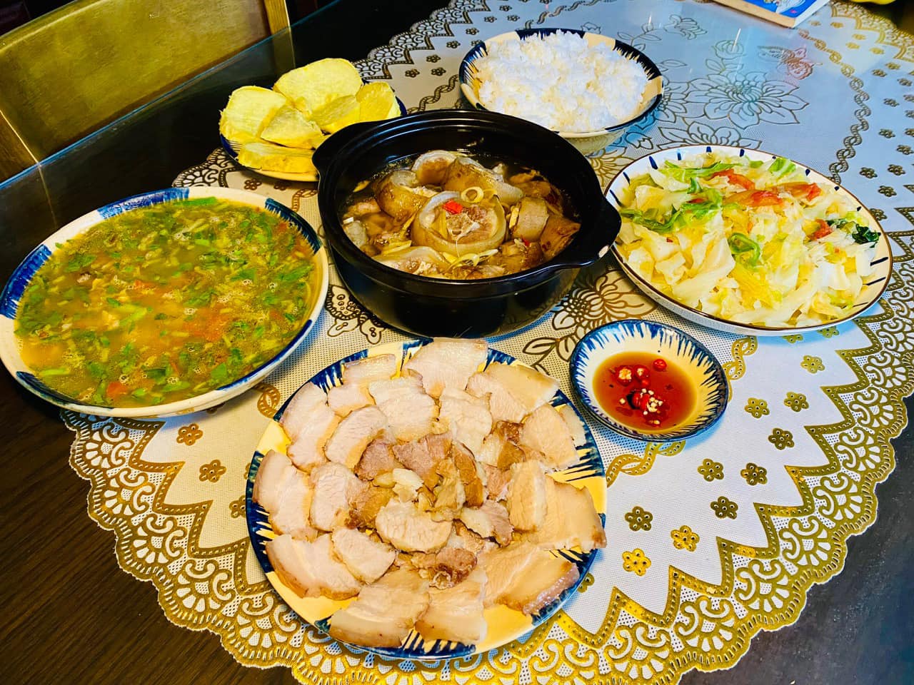 Thịt luộc, canh ngao, đuôi bò hầm, bắp cải xào, khoai lang luộc.