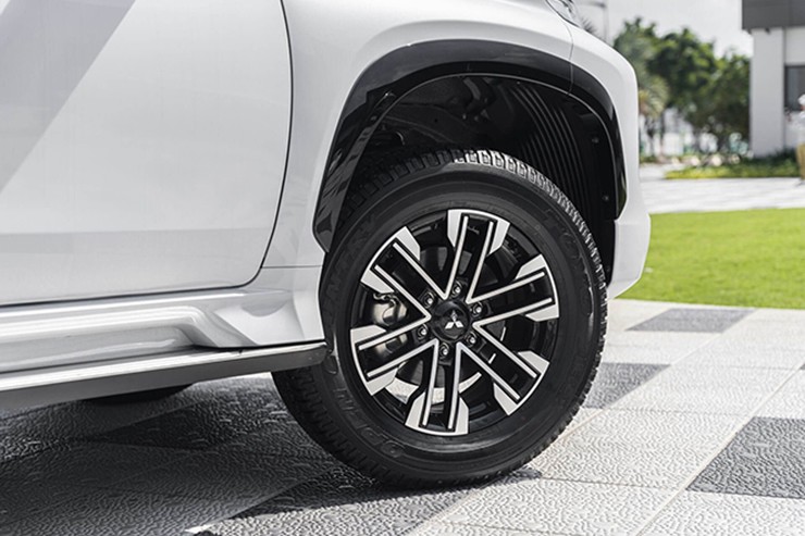 Giá xe Mitsubishi Pajero Sport mới nhất tháng 1/2025 - 8