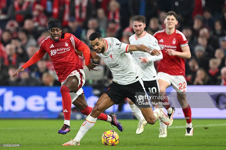 Liverpool (áo trắng) bị Nottingham Forest cầm hòa ở vòng 21 Ngoại hạng Anh