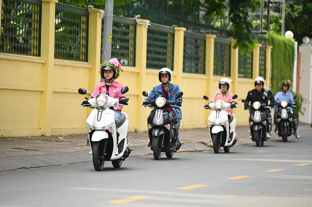 Bạn trẻ tham gia trải nghiệm Janus mới trên những cung đường Sài Gòn