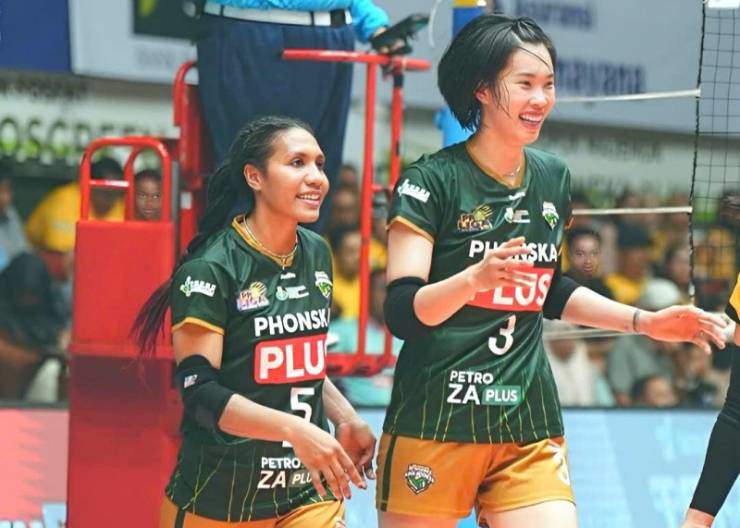 Thanh Thúy (bên phải) và đồng đội chưa thể có chiến thắng thứ 3 tại Proliga