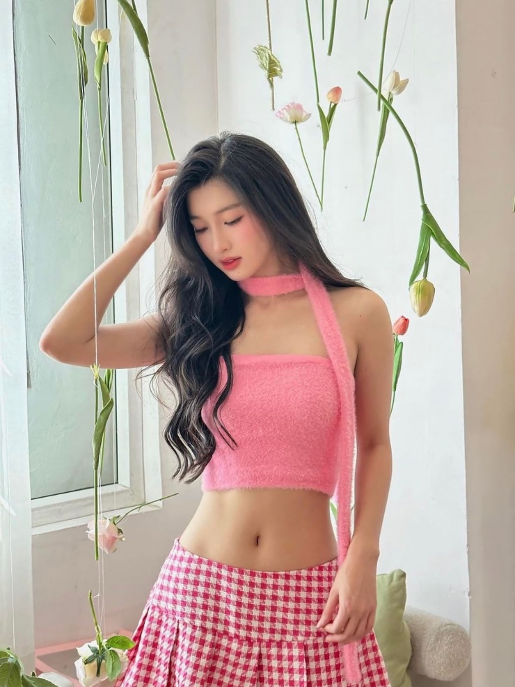 Á hậu Thế giới Việt Nam 2022 thích khai thác lợi thế vòng eo nhỏ nhắn qua cách phối crop top cùng quần jeans hoặc chân váy cạp trễ.