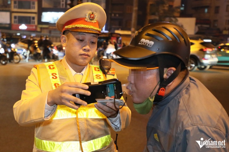 Mải nâng chén trong tiệc tất niên, nhiều tài xế vi phạm nồng độ cồn &#39;kịch khung&#39; - 7