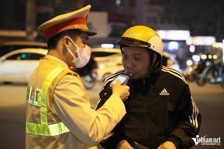 Mải nâng chén trong tiệc tất niên, nhiều tài xế vi phạm nồng độ cồn &#39;kịch khung&#39; - 9