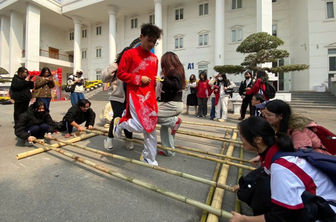 Khu vực trò chơi truyền thống thu hút đông du học sinh, sáng 17/1. Ảnh: Bình Minh