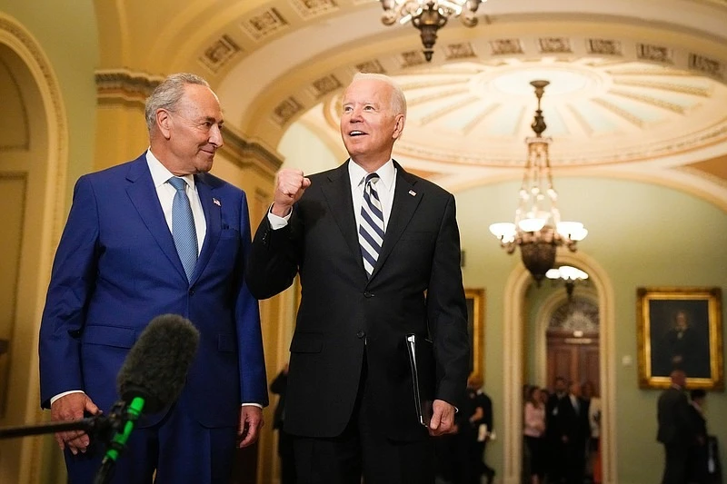 Lãnh đạo phe đa số Dân chủ tại Thượng viện Mỹ Chuck Schumer (trái) và Tổng thống Mỹ Joe Biden trong một cuộc họp tại Điện Capitol hồi năm 2021. Ảnh: NEW YORK TIMES