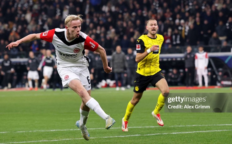 Dortmund "phơi áo" trên sân Frankfurt