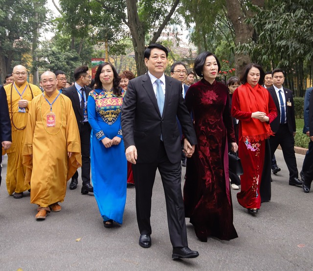 Chủ tịch nước Lương Cường và Phu nhân cùng đại biểu kiều bào về thăm quê hương nhân dịp tết Nguyên đán Ất Tỵ năm 2025. Ảnh: Hữu Hưng