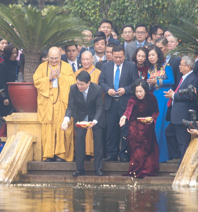 Chủ tịch nước Lương Cường và Phu nhân cho cá ăn tại Ao cá Bác Hồ trong Khu di tích Phủ Chủ tịch. Ảnh: Hữu Hưng