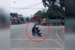 Clip: Lỡ vượt đèn đỏ và pha xử lý "đi vào lòng đất"