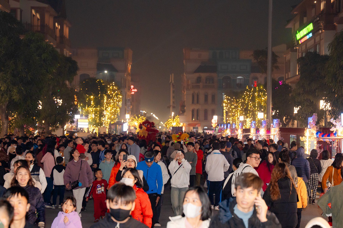 Du khách ngây ngất với Lễ hội đèn lồng hoành tráng chưa từng có ở Việt Nam - 2