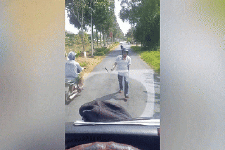 Đập phá xe tải vì 'xin vượt nhiều lần không được'