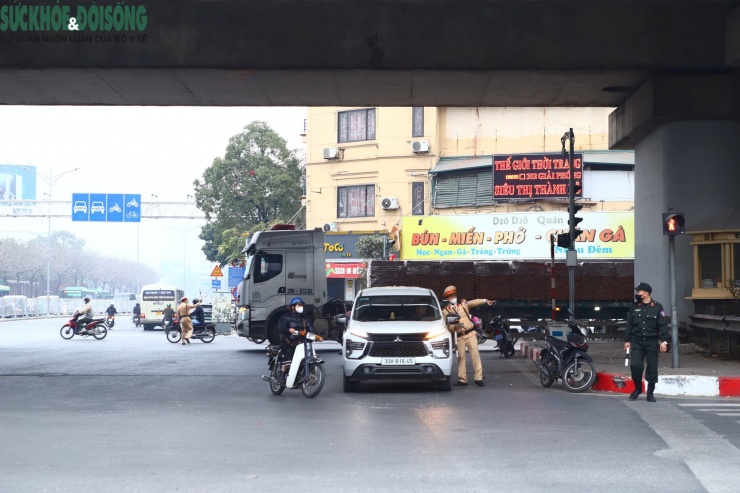 Nút giao thông Giải Phóng - Quốc lộ 1A - Hoàng Liệt - Đỗ Mười là 1 trong những khu vực có mật độ phương tiện rất cao và dễ xảy ra ùn ứ cục bộ nếu không có sự điều tiết của CSGT.