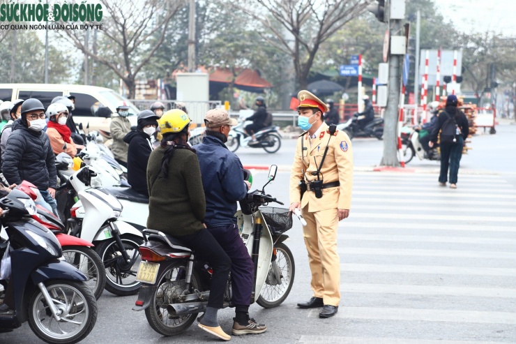 Nhiều trường hợp mũ bảo hiểm treo bên hông xe, để ở giỏ trước chứ không đội lên đầu bị nhắc nhở.