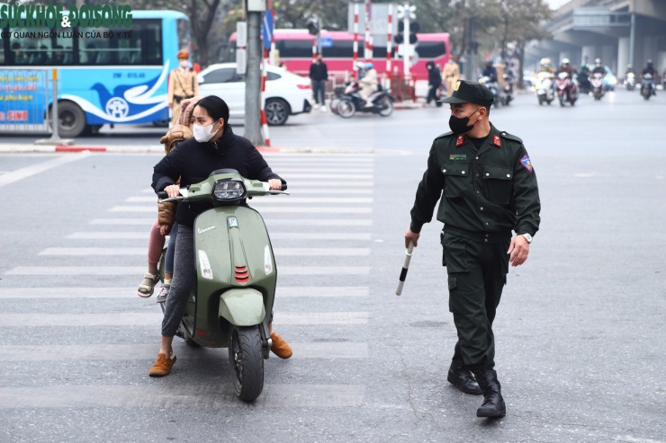 Một trường hợp đưa con nhỏ đi học nhưng cả 3 mẹ con đều không đội mũ bảo hiểm.