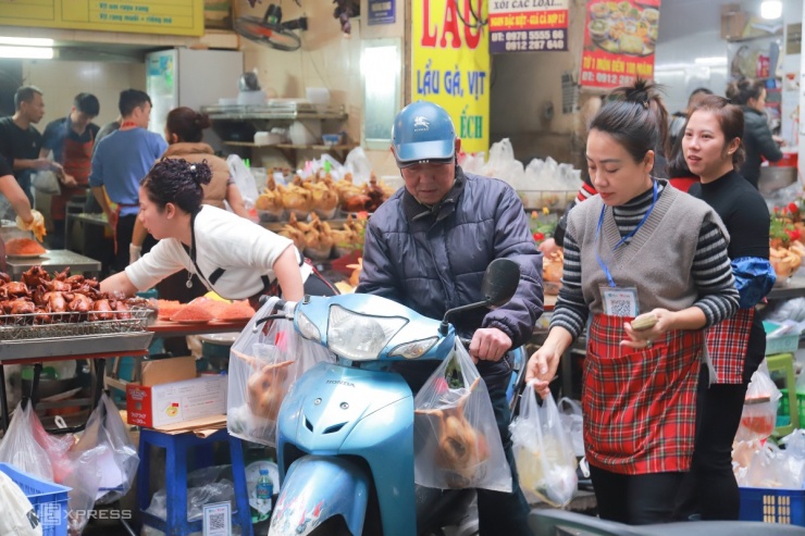 Một số khách ở xa sẽ đặt dịch vụ giao tận nhà của cửa hàng hoặc xe ôm công nghệ.