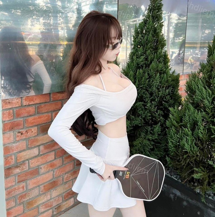 Đu trend váy băng keo, hot girl pickleball khoe vòng eo siêu thực - 10