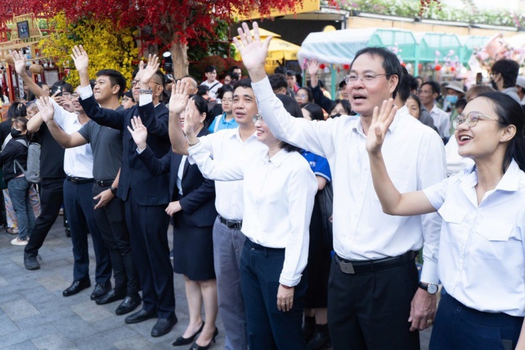  Ông Nguyễn Thành Trung, Phó Chủ tịch Thường trực UBMTTQ Việt Nam TP.HCM và bà Trần  Thu Hà, Chủ tịch Hội Sinh viên Việt Nam TP.HCM cũng tiễn sinh viên, người lao động về quê.  