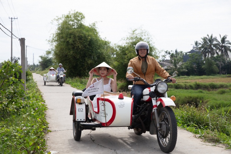 Du khách thăm làng rau Trà Quế bằng xe cổ sidecar