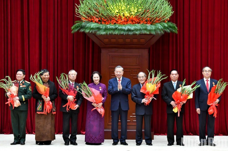  Tổng Bí thư Tô Lâm trao tặng Huân chương Hồ Chí Minh cho các nguyên lãnh đạo Đảng, Nhà nước. Ảnh:  BÁO NHÂN DÂN 