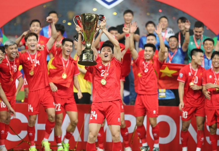 Tuyển Việt Nam vô địch ASEAN Cup 2024 được ví như đòn bầy cho V-League. Ảnh: SN