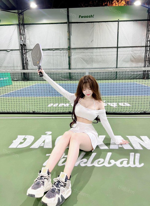 Đu trend váy băng keo, hot girl pickleball khoe vòng eo siêu thực - 8