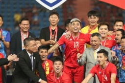 Tuyển Việt Nam là 'đòn bẩy", vì đâu V-League chưa bay?