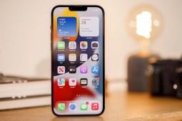 Giá iPhone 13 cận Tết Nguyên đán 2025: Giảm mạnh thêm, chạm đáy mới