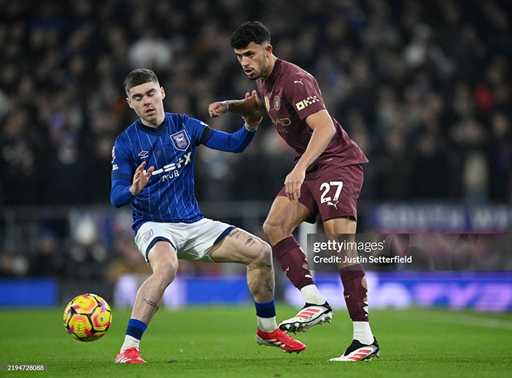 Man City (bên phải) đại thắng Ipswich Town 6-0