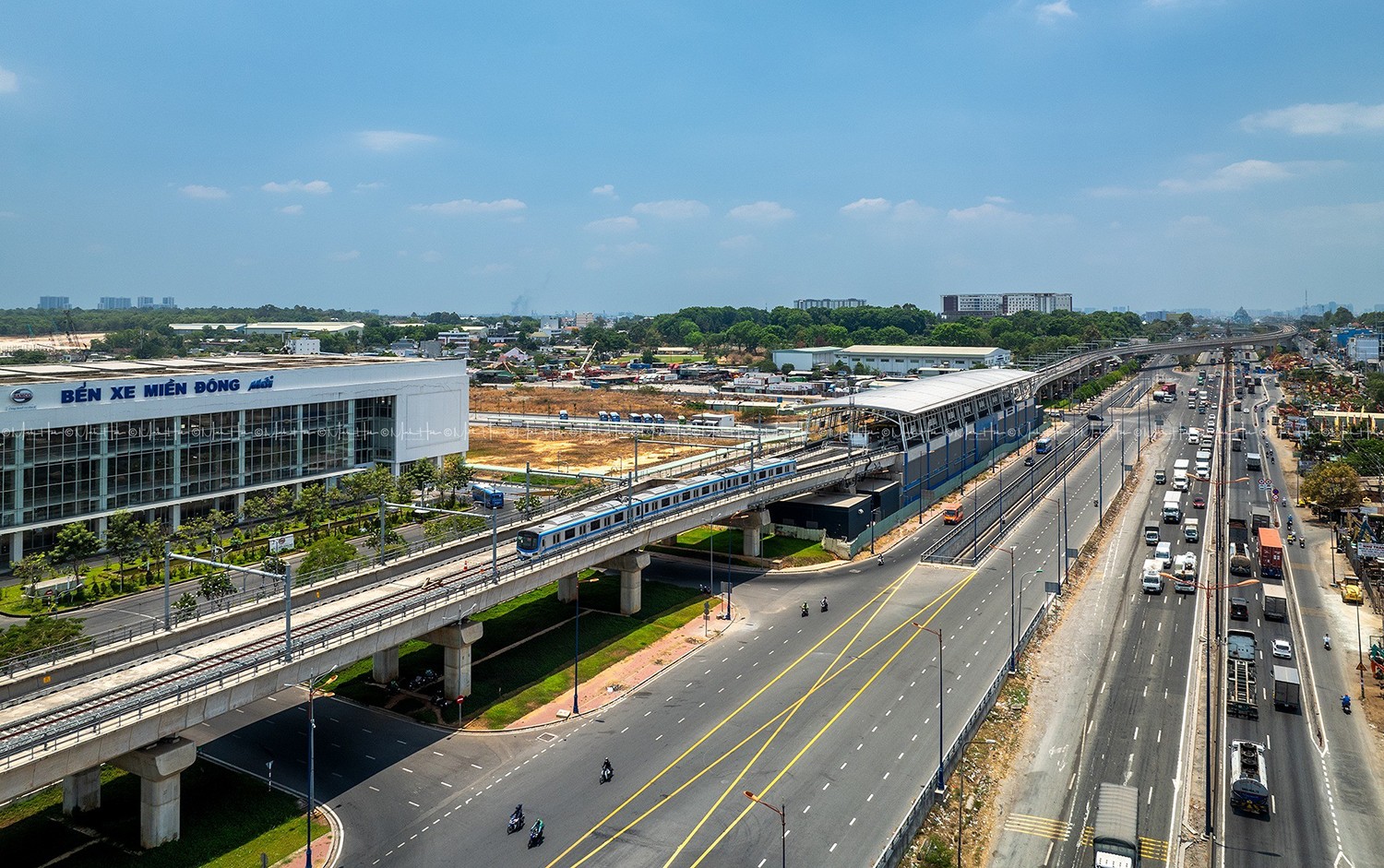 Nhà gà Bến xe Suối Tiên, tuyến Metro số 1 nhìn từ trên cao