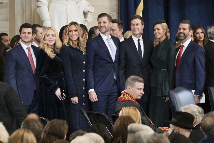 Các con ruột và dâu - rể của tân Tổng thống Mỹ gồm Michael Boulos, Tiffany, Lara Trump, Eric Trump, Jared Kushner, Ivanka và Donald Trump Jr (từ trái qua) đều được nhận xét có sắc vóc nổi bật.