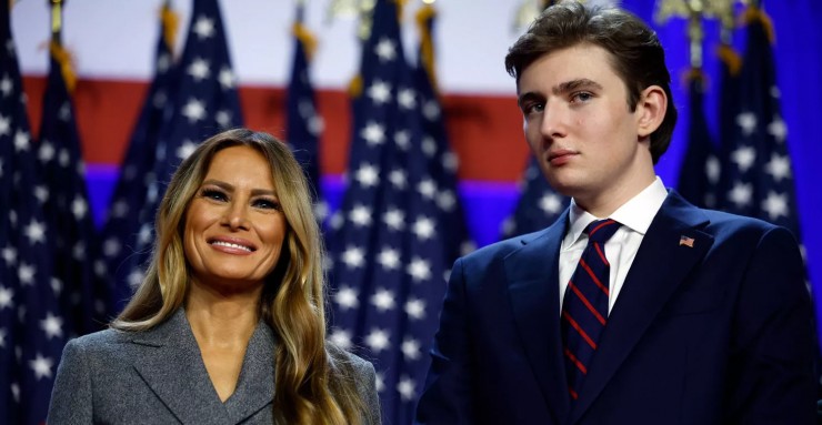 Bà Melania và con trai Barron quan sát khi Donald Trump phát biểu trong sự kiện đêm bầu cử tại Trung tâm Hội nghị Palm Beach hôm 6/11/2024 tại West Palm Beach, Florida. Ảnh: Getty