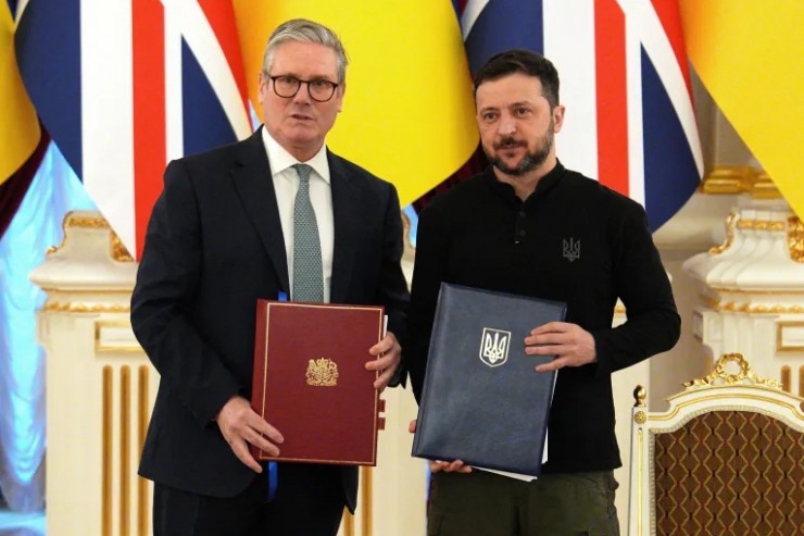 Thủ tướng Anh Keir Starmer và Tổng thống Ukraine Volodymyr Zelensky sau khi ký kết hiệp ước quan hệ đối tác kéo dài 100 năm, ngày 16/1/2025. Ảnh: Aljazeera