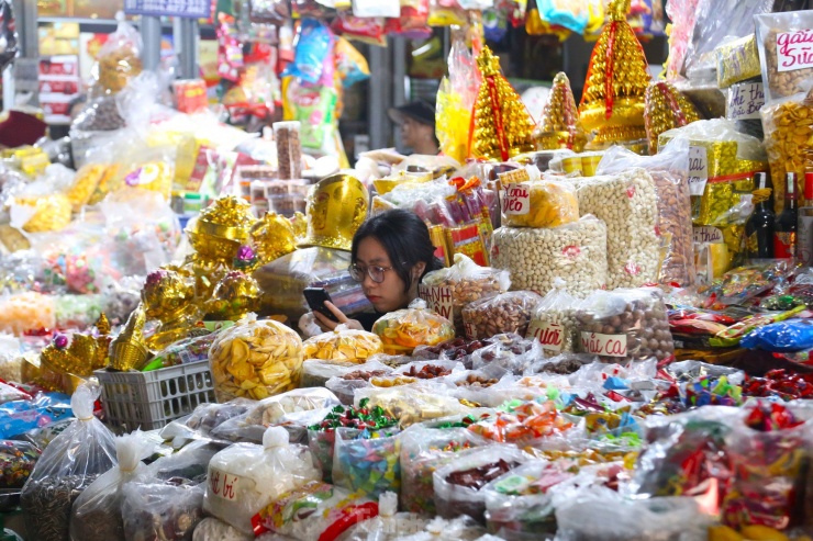 Khu vực bán bánh kẹo Tết cũng thưa thớt khách.