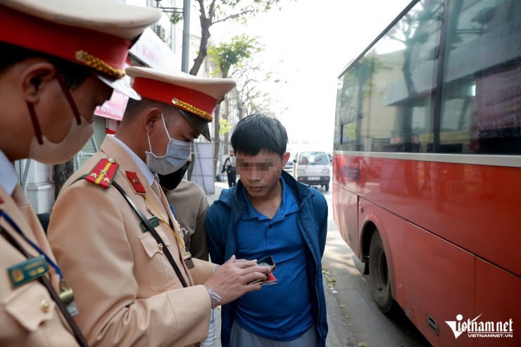 Tương tự,&nbsp;tài xế T.V.H. (35 tuổi), điều khiển xe khách chạy tuyến Hà Nội - Bắc Giang, bị cảnh sát phát hiện vi phạm không đóng cửa khi xe đang chạy.&nbsp;