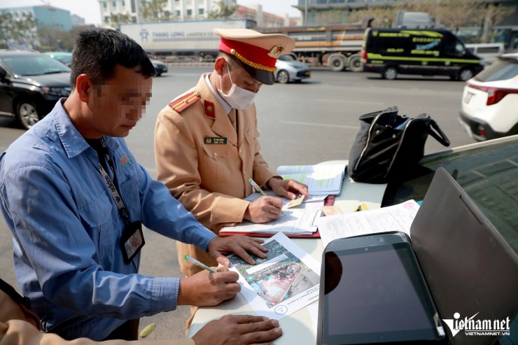 Ngay khi phát hiện vi phạm, Tổ công tác sử dụng máy in màu để cho tài xế xem lại và ký xác nhận.