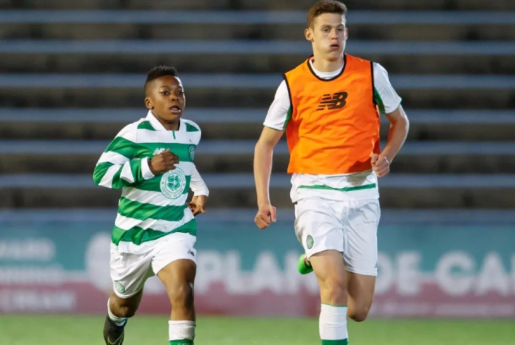 Karamoko Dembele (bên trái) 13 tuổi đã thi đấu cho đội U20 và 15 tuổi được đôn lên đội hình một của Celtic