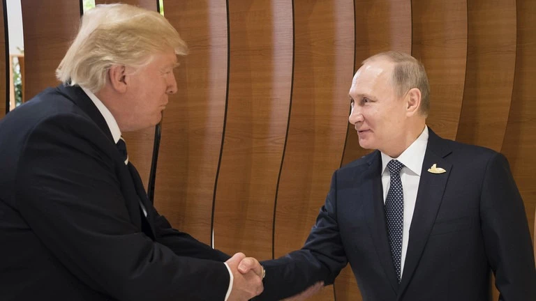 Tổng thống Nga Vladimir Putin đại diện Nga chúc mừng Tổng thống đắc cử Mỹ Donald Trump nhậm chức. Ảnh: GETTY IMAGES